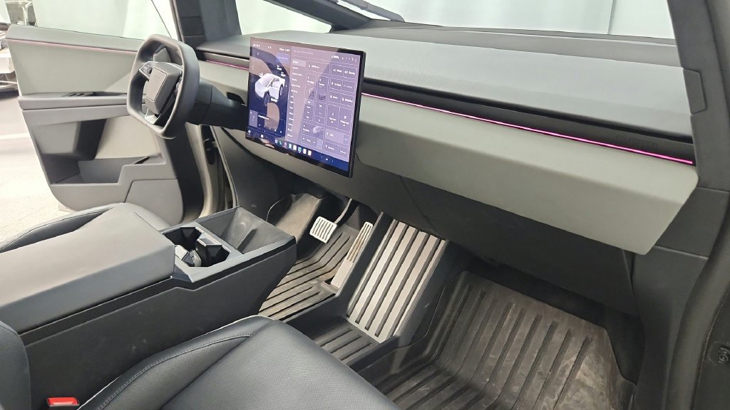 Used 2024 Tesla Cybertruck AWD Crew Cab image 21