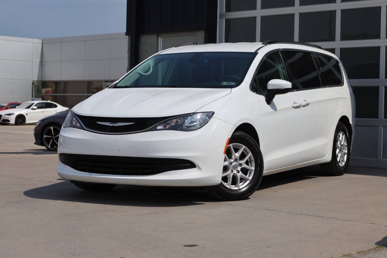 Used 2020 Chrysler Voyager Lxi FWD image 3
