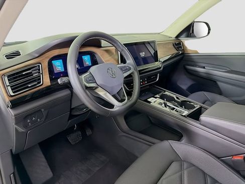 Used 2025 Volkswagen Atlas SE image 9