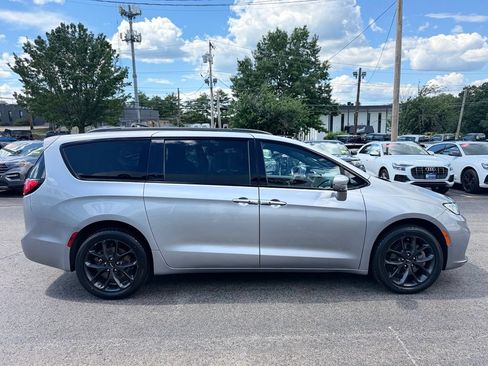 Used 2021 Chrysler Pacifica Limited w/ Uconnect Theater Family Group AWD/4WD image 11