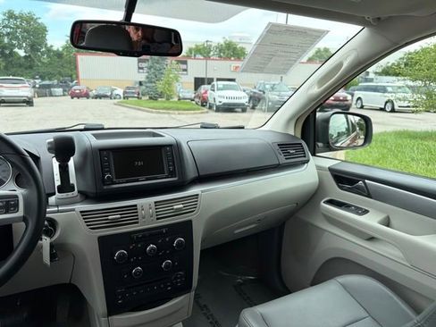 Used 2011 Volkswagen Routan SE FWD image 9