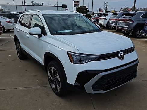 New 2026 Volkswagen Taos SE image 3