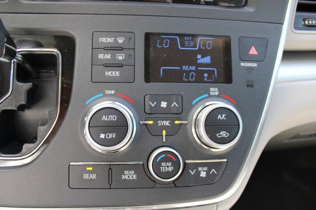Used 2018 Toyota Sienna LE FWD image 30