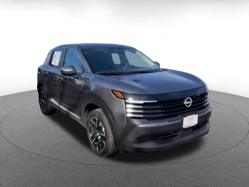 Used 2025 Nissan Kicks SV image 3