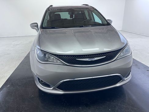 Used 2020 Chrysler Pacifica Touring-L FWD image 4