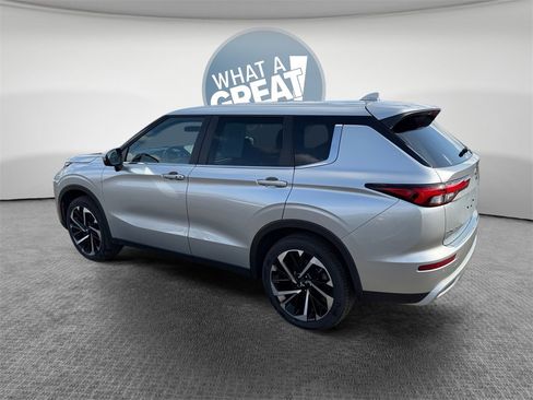 Used 2022 Mitsubishi Outlander SE image 6