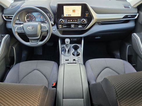 Used 2023 Toyota Highlander LE FWD image 12
