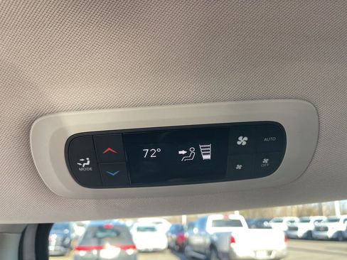 Used 2023 Chrysler Pacifica Touring-L image 16