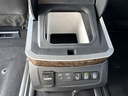 Used 2025 Toyota Sienna Platinum image 22