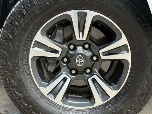 Used 2017 Toyota Tacoma TRD Sport w/ Tow Package (A/T) AWD/4WD image 9