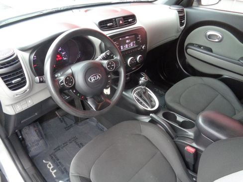 Used 2018 Kia Soul FWD image 2