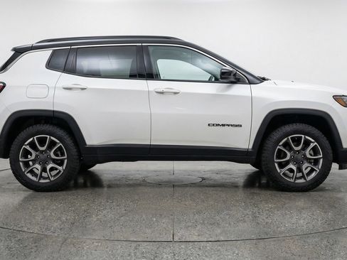 Used 2025 Jeep Compass Trailhawk image 11