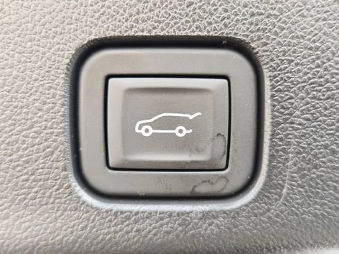 Used 2026 Chevrolet Traverse High Country w/ LPO, Floor Liner Package FWD image 37