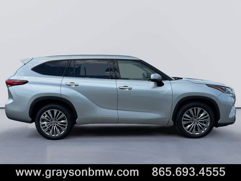 Used 2021 Toyota Highlander Platinum FWD image 2
