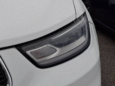 Used 2023 Chrysler Pacifica Touring-L image 4