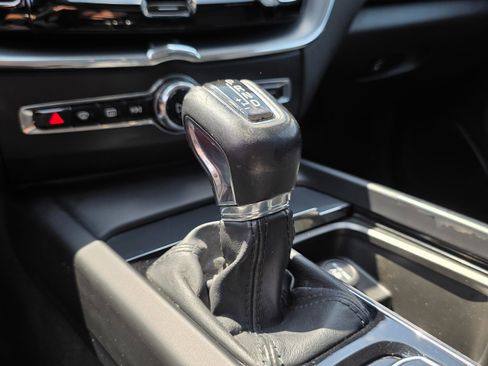 Used 2019 Volvo XC60 T6 Momentum w/ Multimedia Package image 38