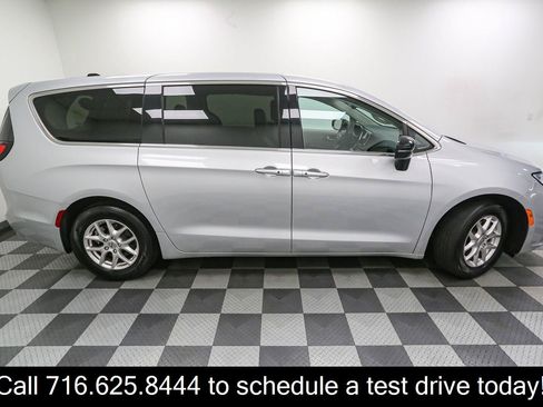 Used 2024 Chrysler Pacifica Touring-L FWD image 7