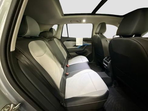 Used 2025 Volkswagen Tiguan SE AWD/4WD image 27