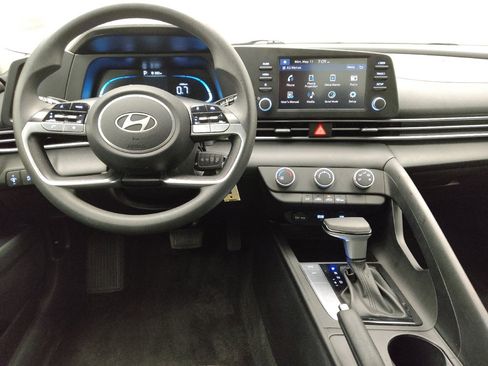Used 2025 Hyundai Elantra SE FWD image 22