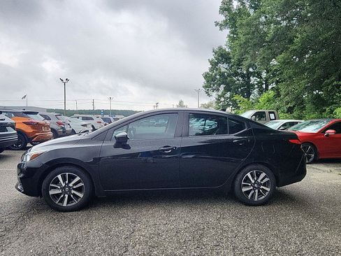 Used 2021 Nissan Versa SV FWD image 2