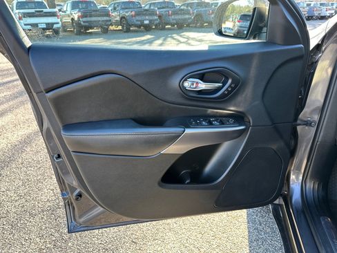 Used 2019 Jeep Cherokee Overland w/ Technology Group image 10