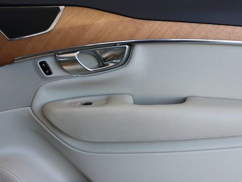 Used 2021 Volvo XC90 T6 Momentum image 36