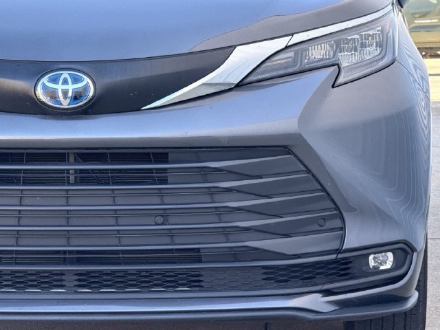 Certified 2025 Toyota Sienna XLE FWD image 9