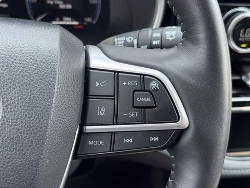 Used 2025 Toyota Highlander Limited AWD/4WD image 12