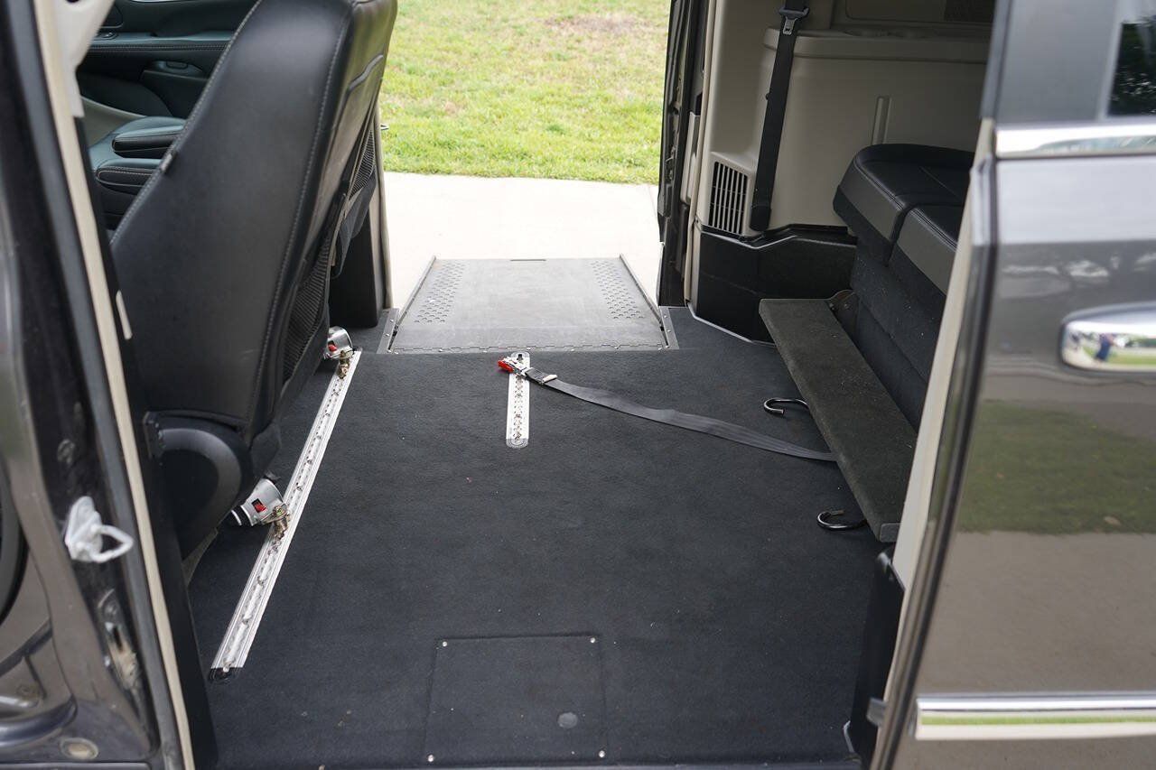 Used 2016 Chrysler Town & Country Touring w/ Driver Convenience Group FWD image 14