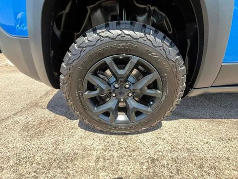 Used 2017 Jeep Cherokee Trailhawk w/ Comfort/Convenience Group AWD/4WD image 19