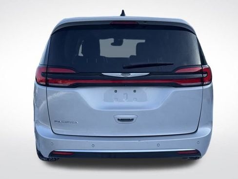 Certified 2024 Chrysler Pacifica Touring-L image 8