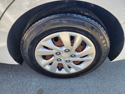 Used 2019 Hyundai Elantra SE image 18