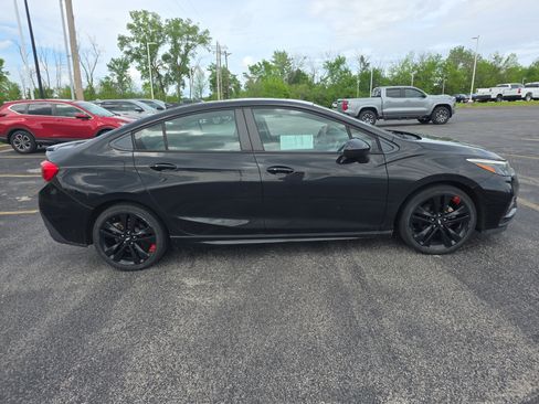 Used 2018 Chevrolet Cruze LT w/ Sun And Sound Package FWD image 2