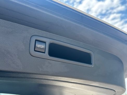 Used 2021 Toyota Highlander XLE AWD/4WD image 9
