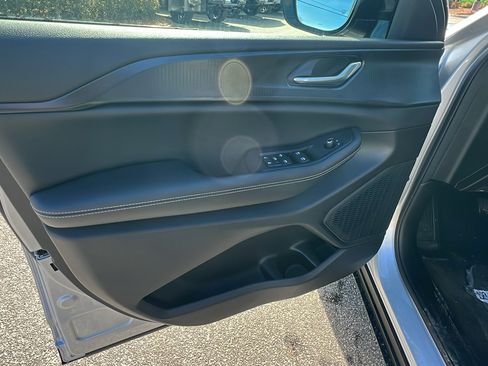 New 2025 Jeep Grand Cherokee L Altitude image 14