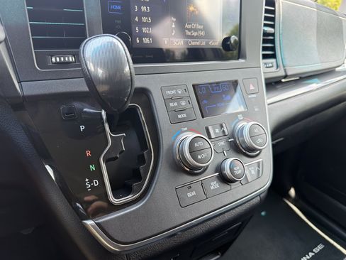 Used 2017 Toyota Sienna SE FWD image 8