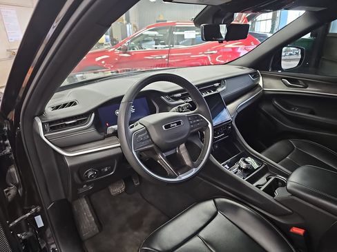 Used 2024 Jeep Grand Cherokee L Limited w/ Luxury Tech Group II AWD/4WD image 16