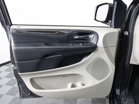 Used 2017 Dodge Grand Caravan SE image 12