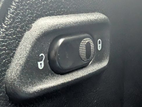 Used 2018 Jeep Wrangler Unlimited Sport S AWD/4WD image 9