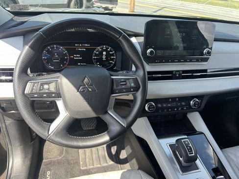 Used 2022 Mitsubishi Outlander SEL image 11