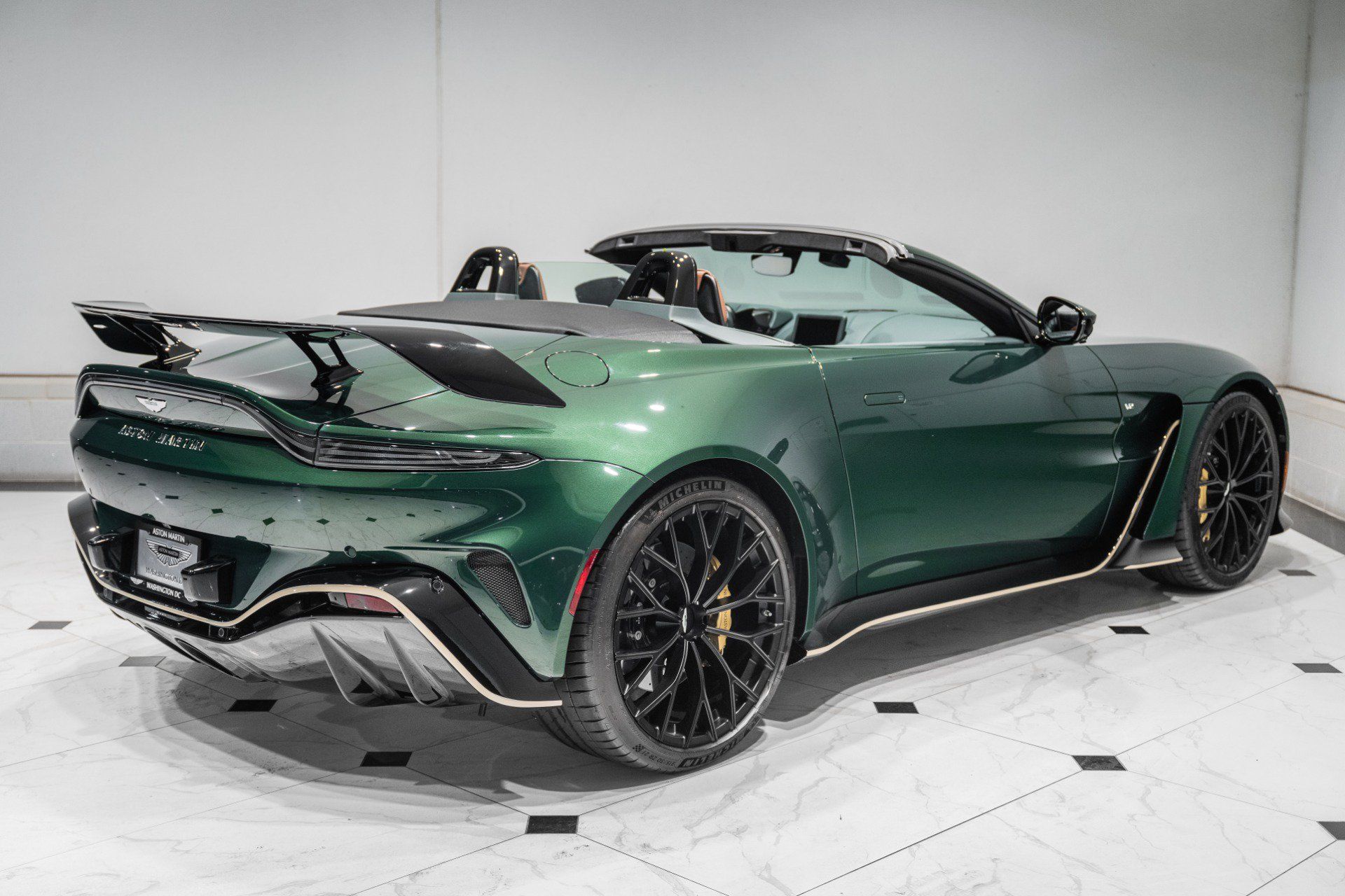 Used 2023 Aston Martin V12 Vantage Roadster RWD image 43