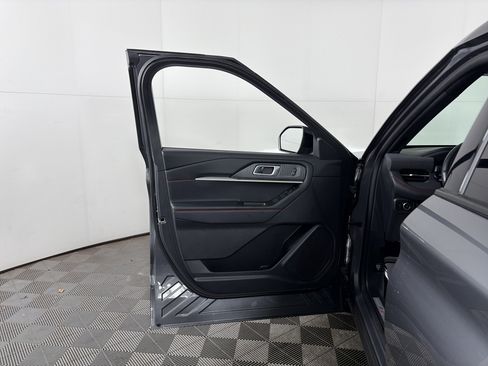 Used 2025 Ford Explorer ST-Line w/ ST-Line Street Pack image 17