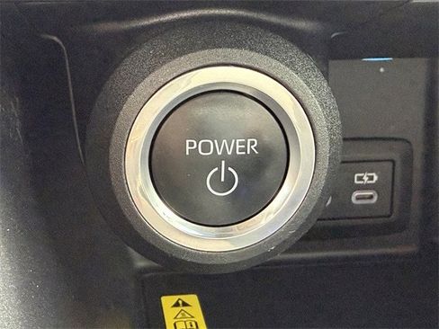 Used 2023 Toyota Venza LE image 19