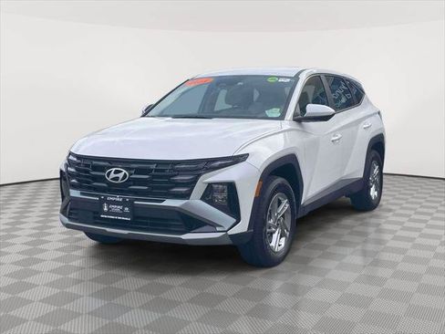 Used 2025 Hyundai Tucson SE AWD/4WD image 3