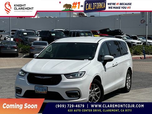 Used 2023 Chrysler Pacifica Touring-L image 1