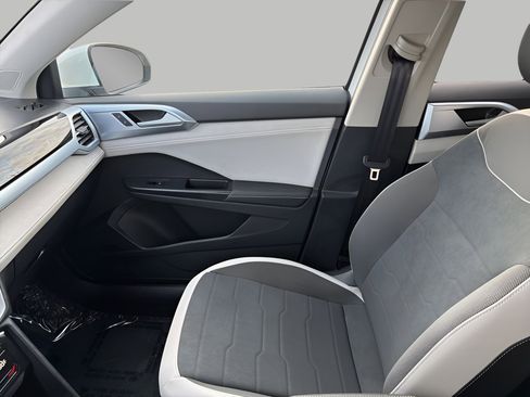 Used 2025 Volkswagen Taos SE image 22