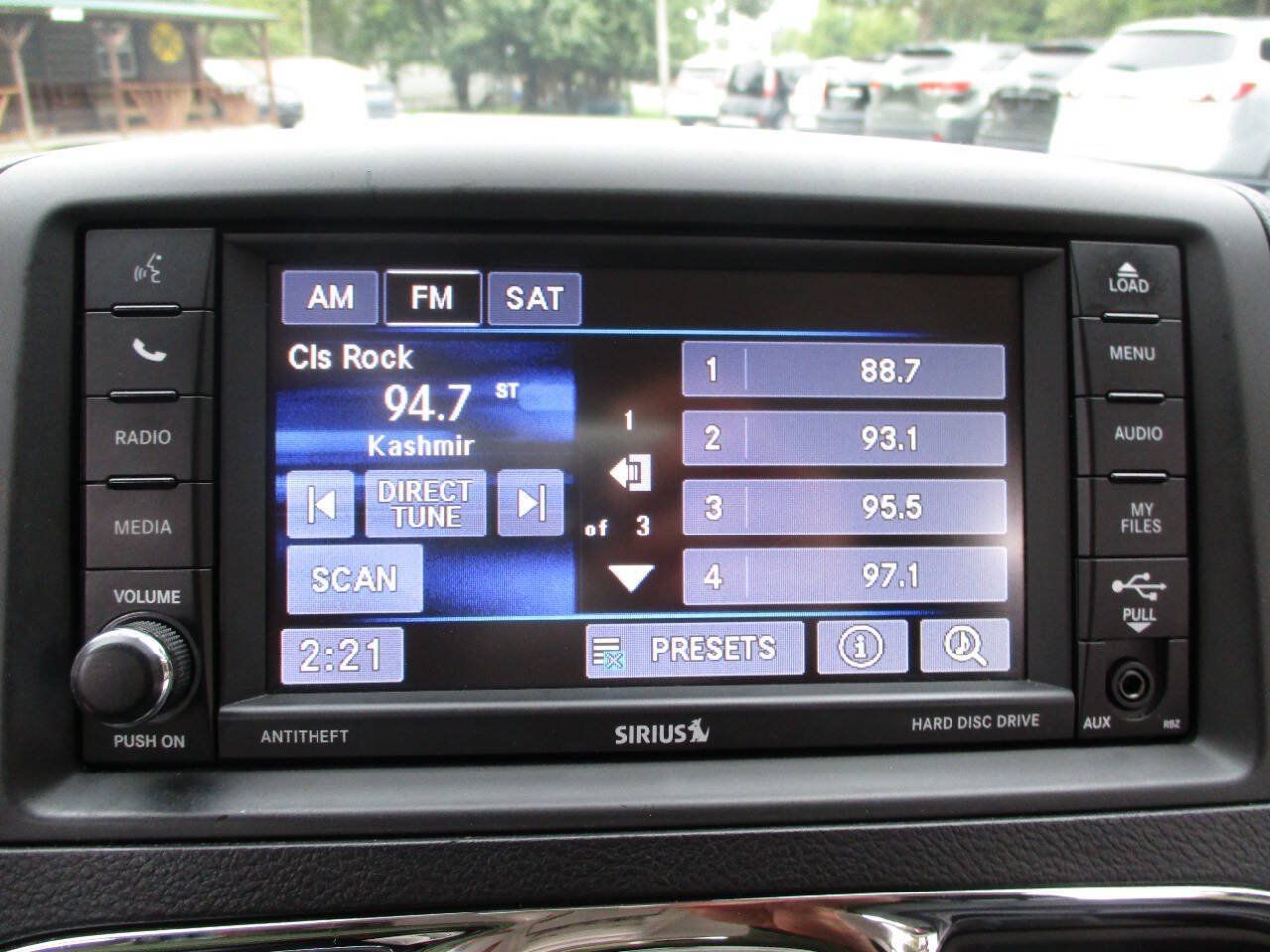 Used 2015 Chrysler Town & Country Touring-L w/ Driver Convenience Group FWD image 9