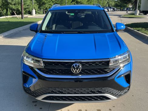 Certified 2023 Volkswagen Taos SE w/ Panoramic Sunroof Package FWD image 3