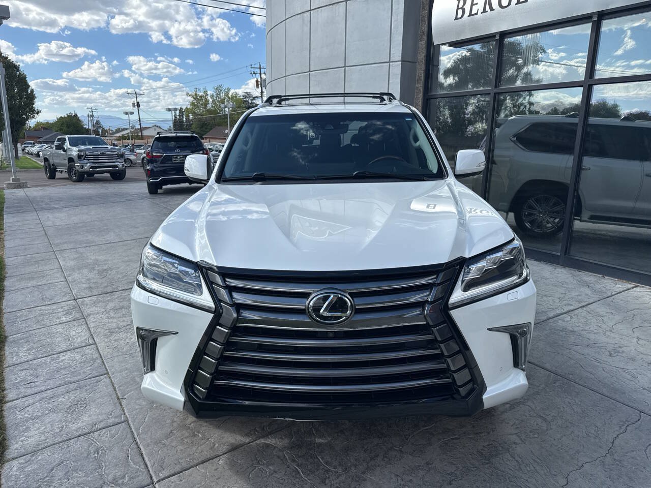 Used 2017 Lexus LX 570 4WD image 2