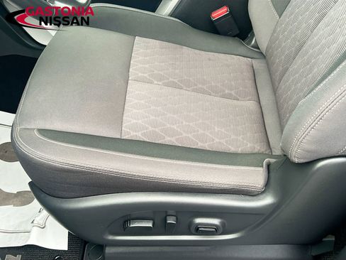 Used 2024 Nissan Titan SV w/ SV Convenience Package image 25